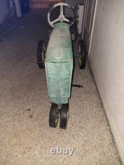 Antique Vintage John Deer Kids Tractor With Pedals And Hitch Pre 1970's