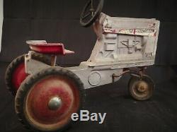 (COLLECTORS) Vintage International hydro Farmall 1026 Pedal Car