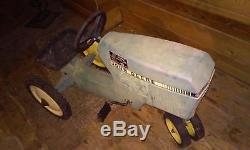 Ertl 1952 John Deer 520 Pedal Tractor Vintage Collectable metal Pedal Car Toy