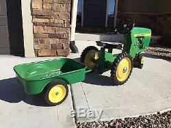 VINTAGE ALL ORIGINAL JOHN DEERE 520 ERTL CHILD'S PEDAL TRACTOR WITH TRAILER