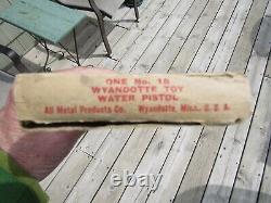 VINTAGE ORIGINAL 1940's WYANDOTTE TOY WATER PISTOL #18 SQUIRT GUN NOT A CAP GUN