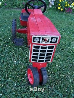 Vintage ERTL Case IH International Model 404 pedal Tractor with trailer WILL SHIP