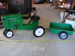 Vintage pedal car ertl Farmaster pedal tractor and trailer, Nice